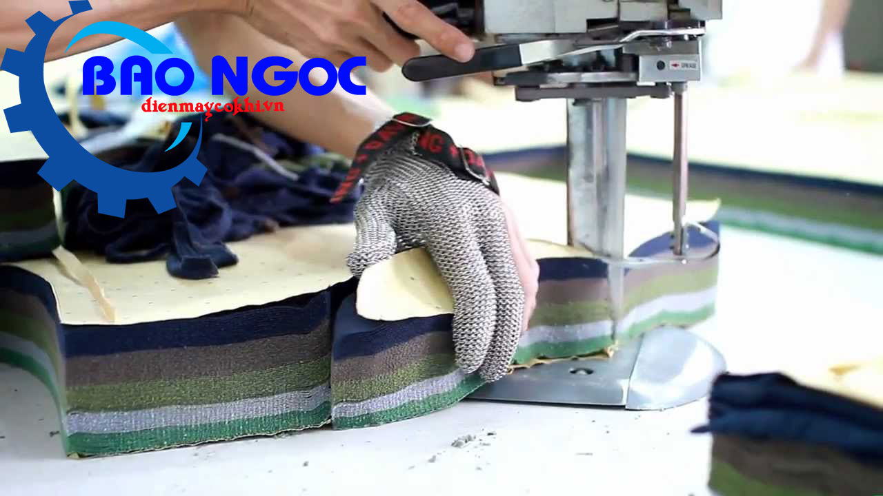 Lớp vải được cắt bởi máy cắt vải đứng Dayang CZD-3C 10 inch 750w