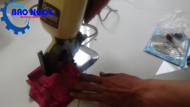 Cắt thử máy cắt vải cầm tay Octa RS-110